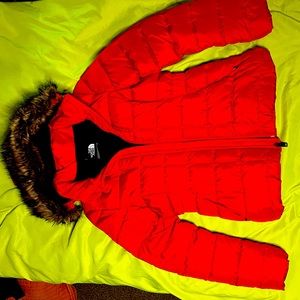 The north face coat fur hood, red size small. Never been worn!